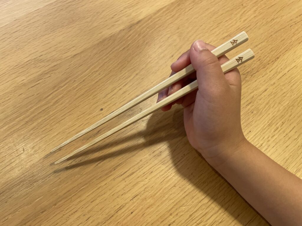 竹箸と子どもの手